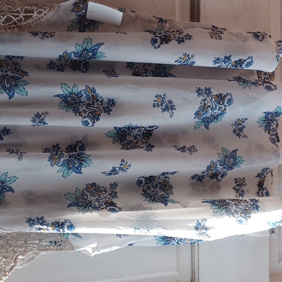 Lane Bryant White Sheer Embroidered Blue Floral 💙 size 20 Short Sleeve Blouse - Picture 8 of 9